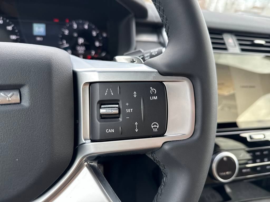 New 2024 Land Rover Discovery Dynamic SE image 21