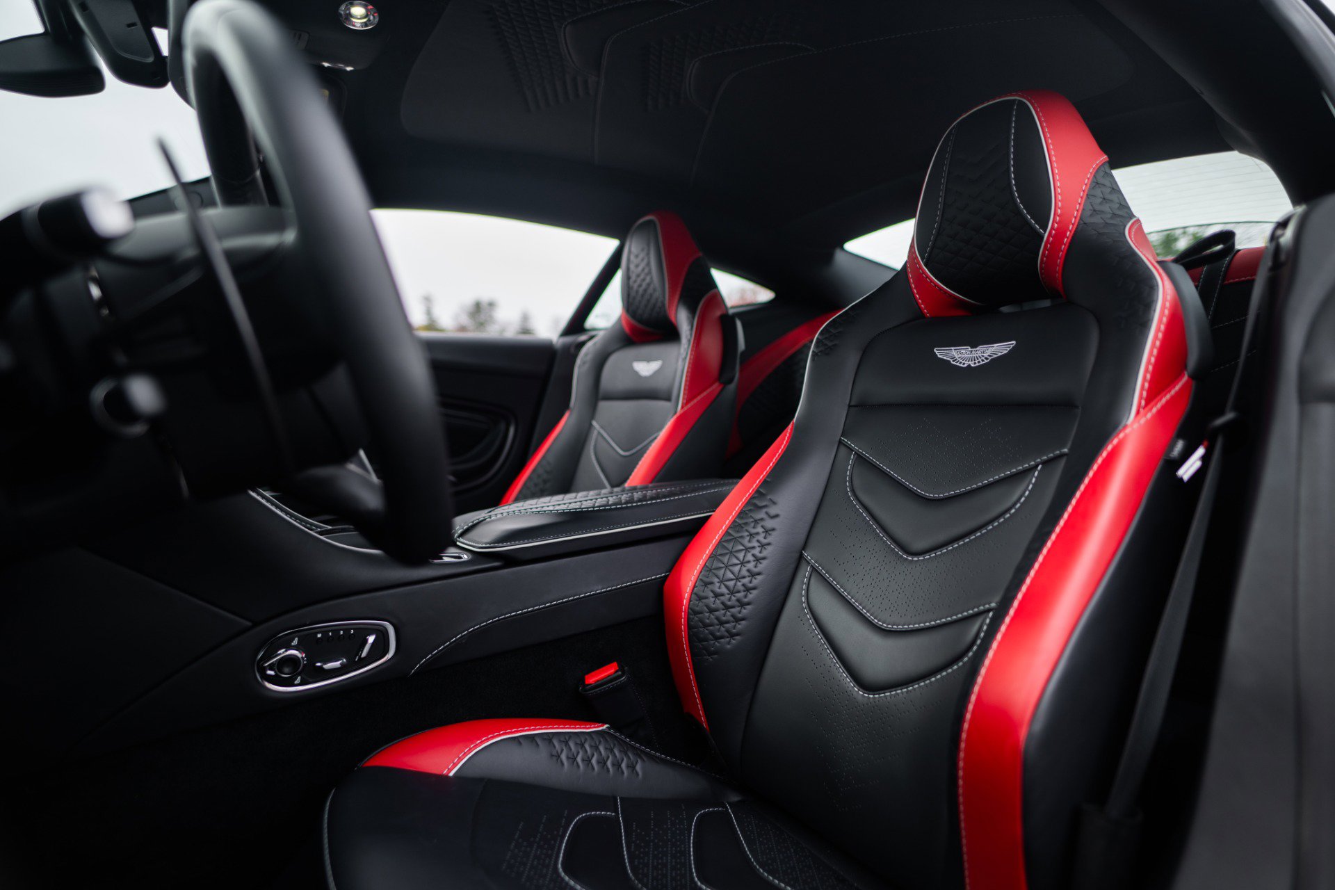 Used 2023 Aston Martin DBS Coupe image 39