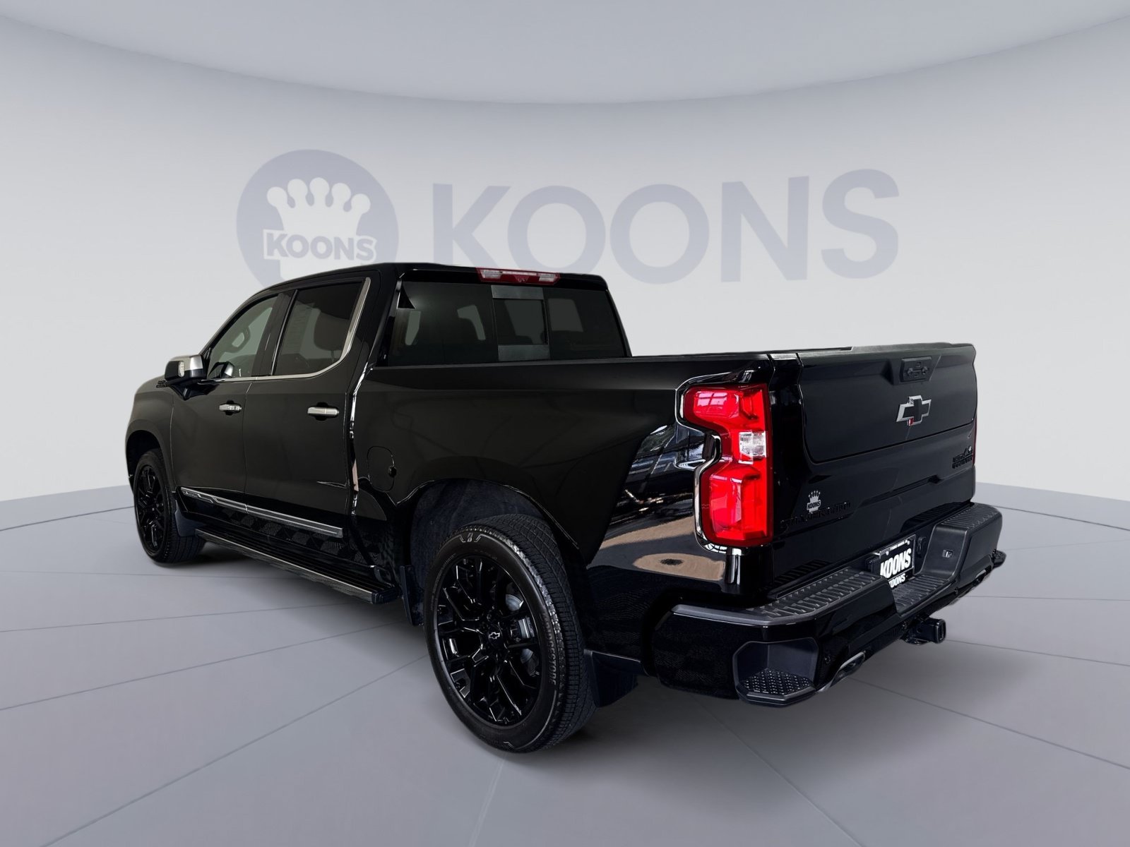 Used 2024 Chevrolet Silverado 1500 High Country AWD/4WD image 4