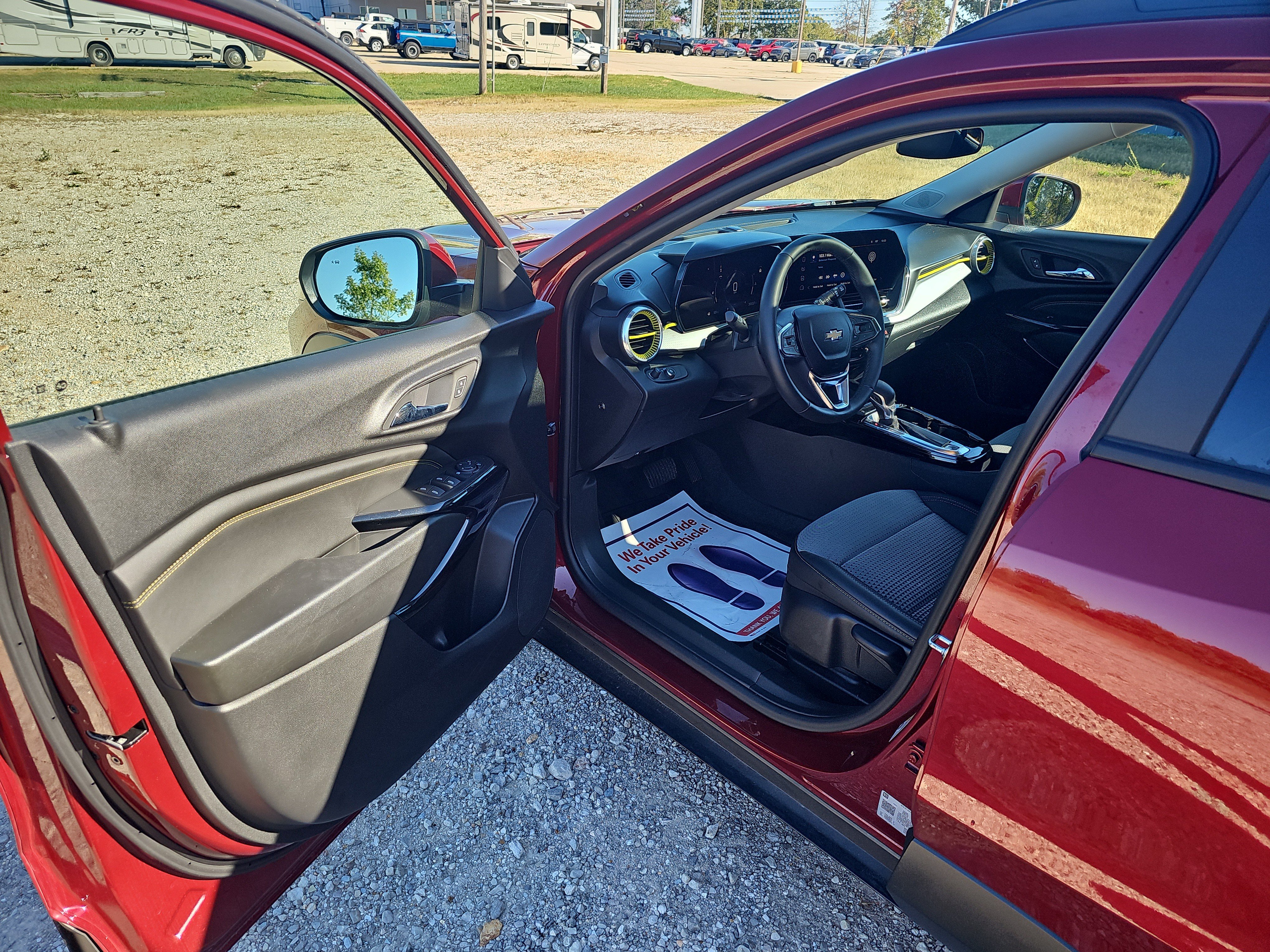 Used 2024 Chevrolet Trax LT w/ Sunroof Package FWD image 17