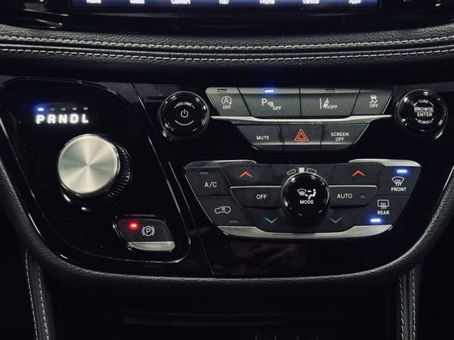 Used 2025 Chrysler Pacifica Limited image 41