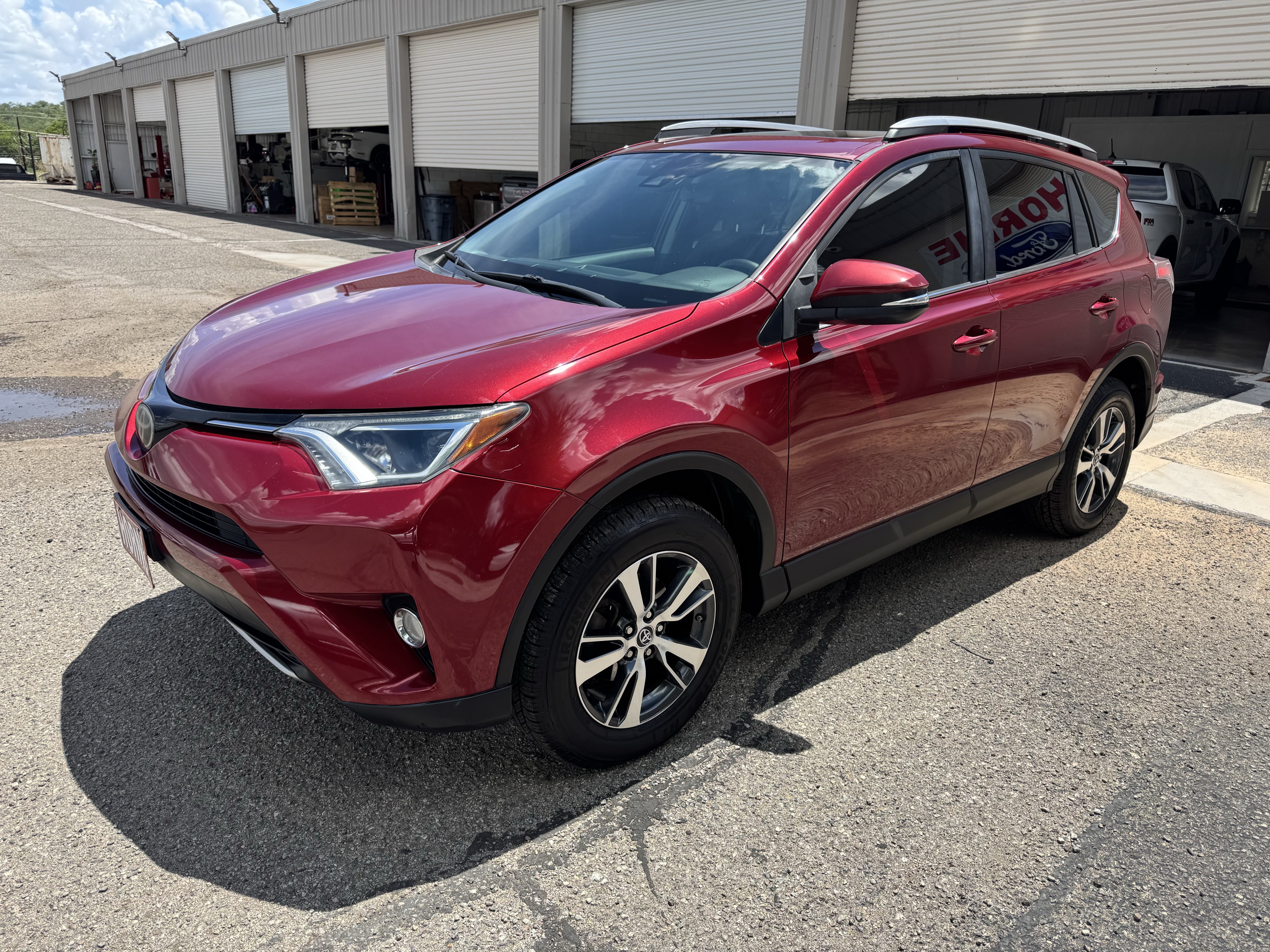 Used 2018 Toyota RAV4 XLE AWD/4WD image 3