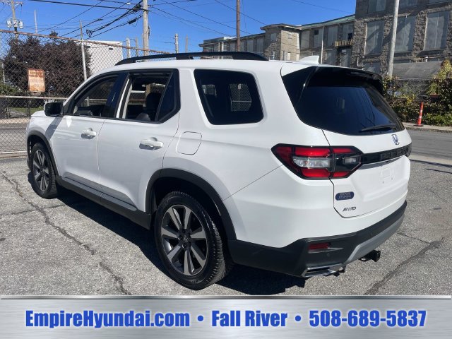 Used 2023 Honda Pilot Touring image 3