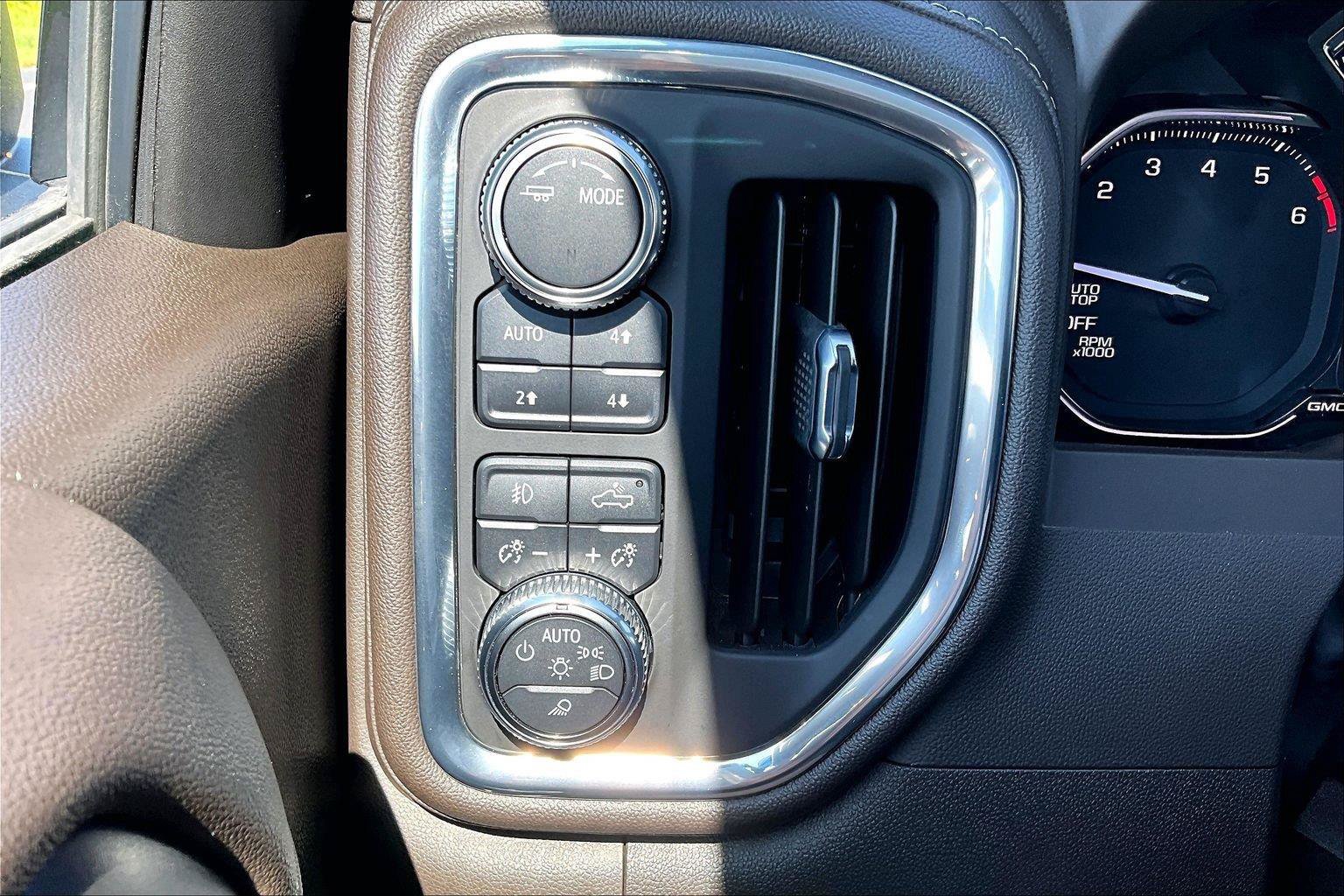 Used 2021 GMC Sierra 1500 SLT w/ X31 Off-Road Package AWD/4WD image 38