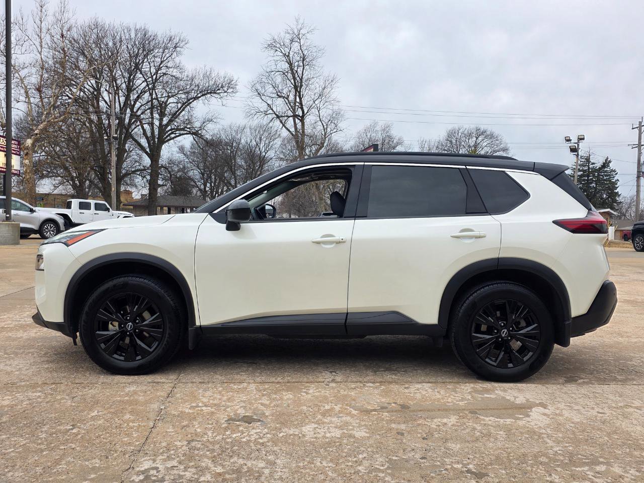 Used 2023 Nissan Rogue SV w/ SV Premium B Package image 5