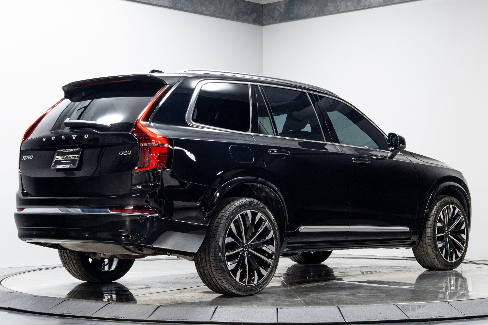 Used 2025 Volvo XC90 B6 Plus image 14