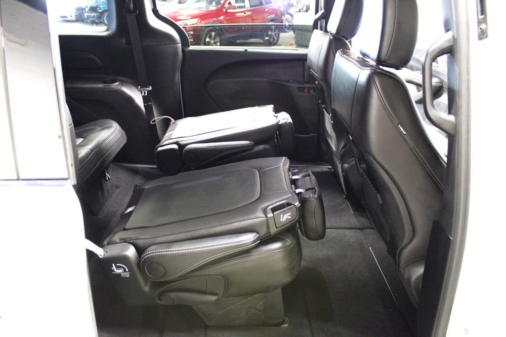 Used 2025 Chrysler Pacifica Select image 33
