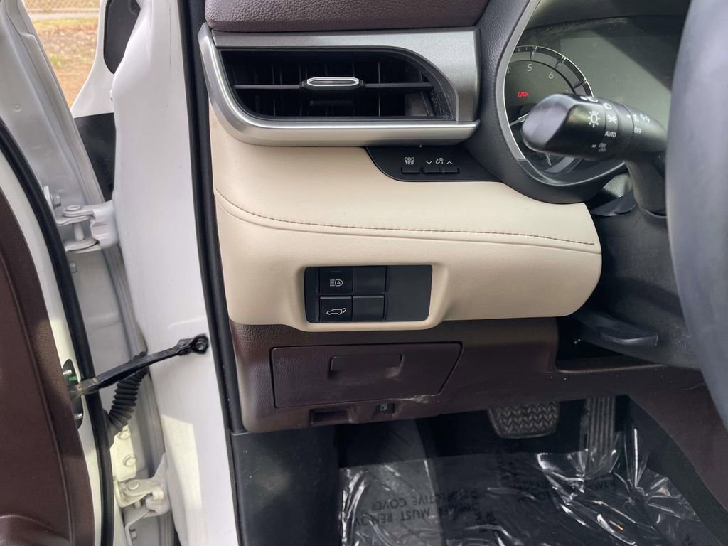 Used 2021 Toyota Highlander XLE image 32