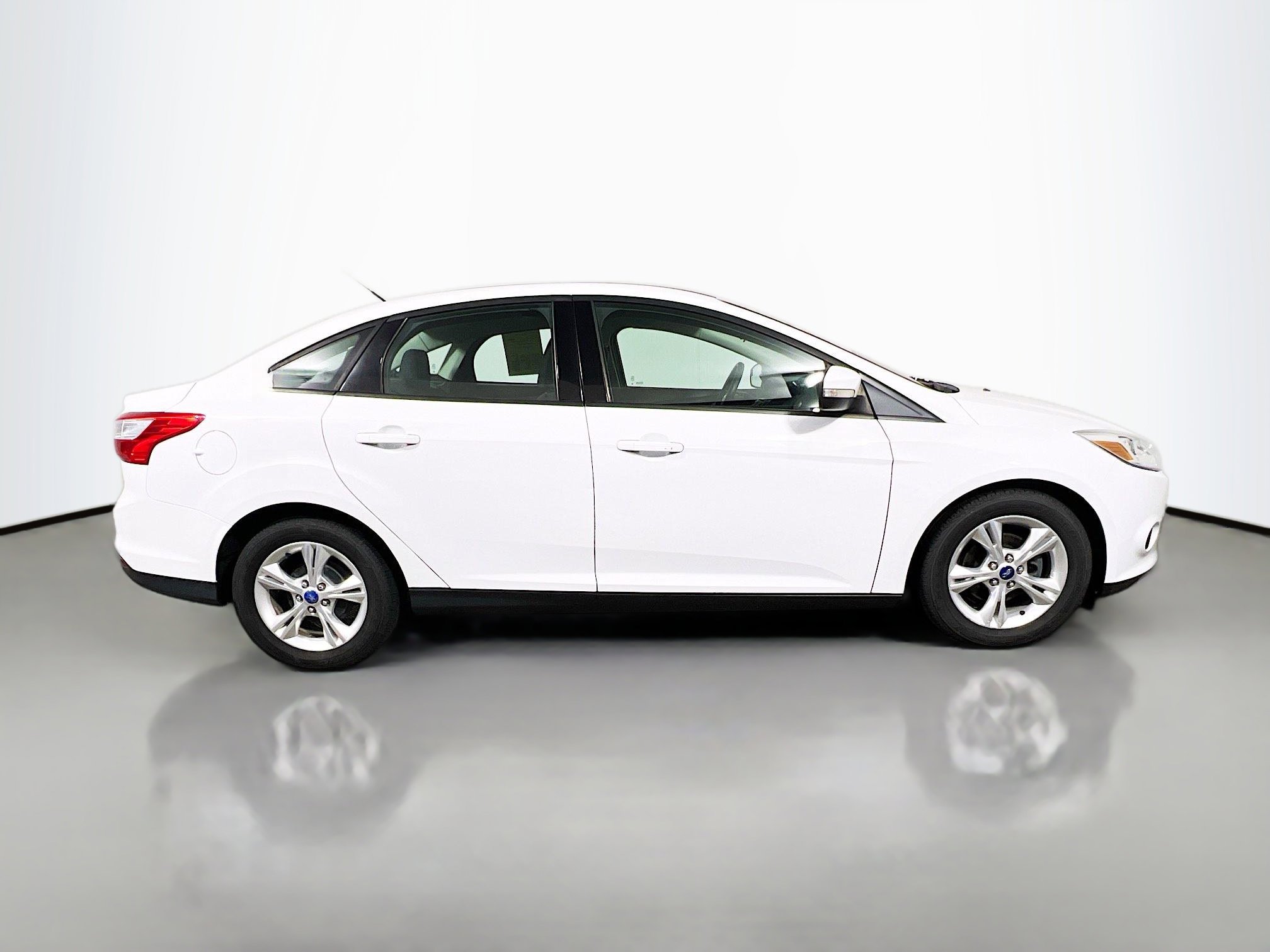 Used 2013 Ford Focus SE w/ SE Winter Pkg image 3