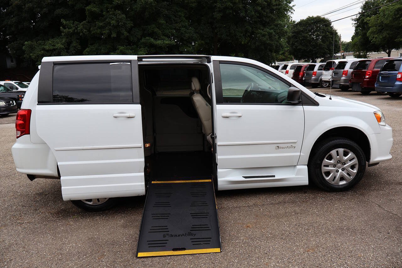 Used 2017 Dodge Grand Caravan SE w/ Power Window Group FWD image 2