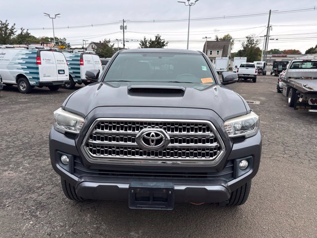 Used 2017 Toyota Tacoma TRD Sport w/ Exterior Package AWD/4WD image 3