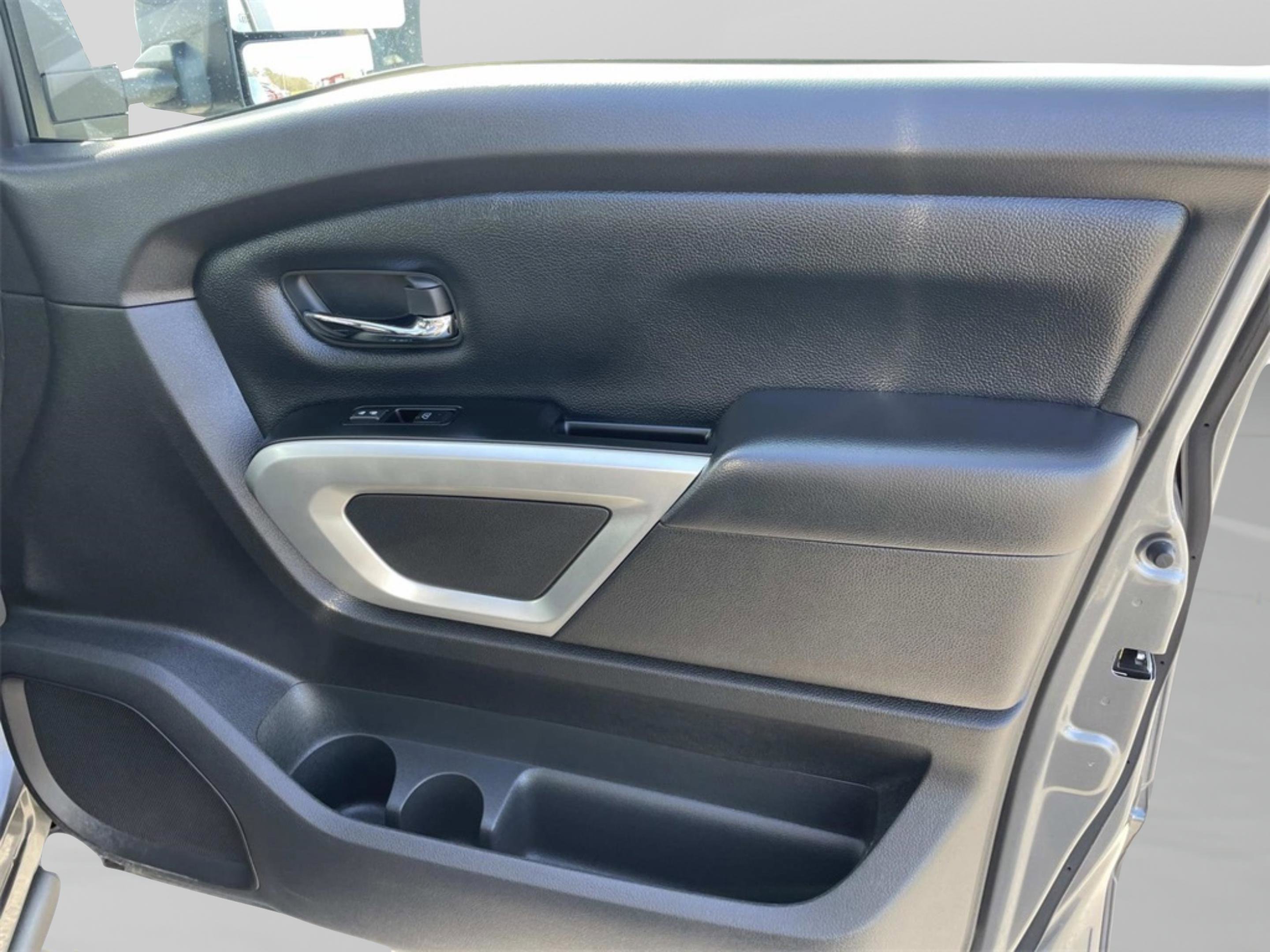 Used 2024 Nissan Titan SV w/ SV Convenience Package image 23