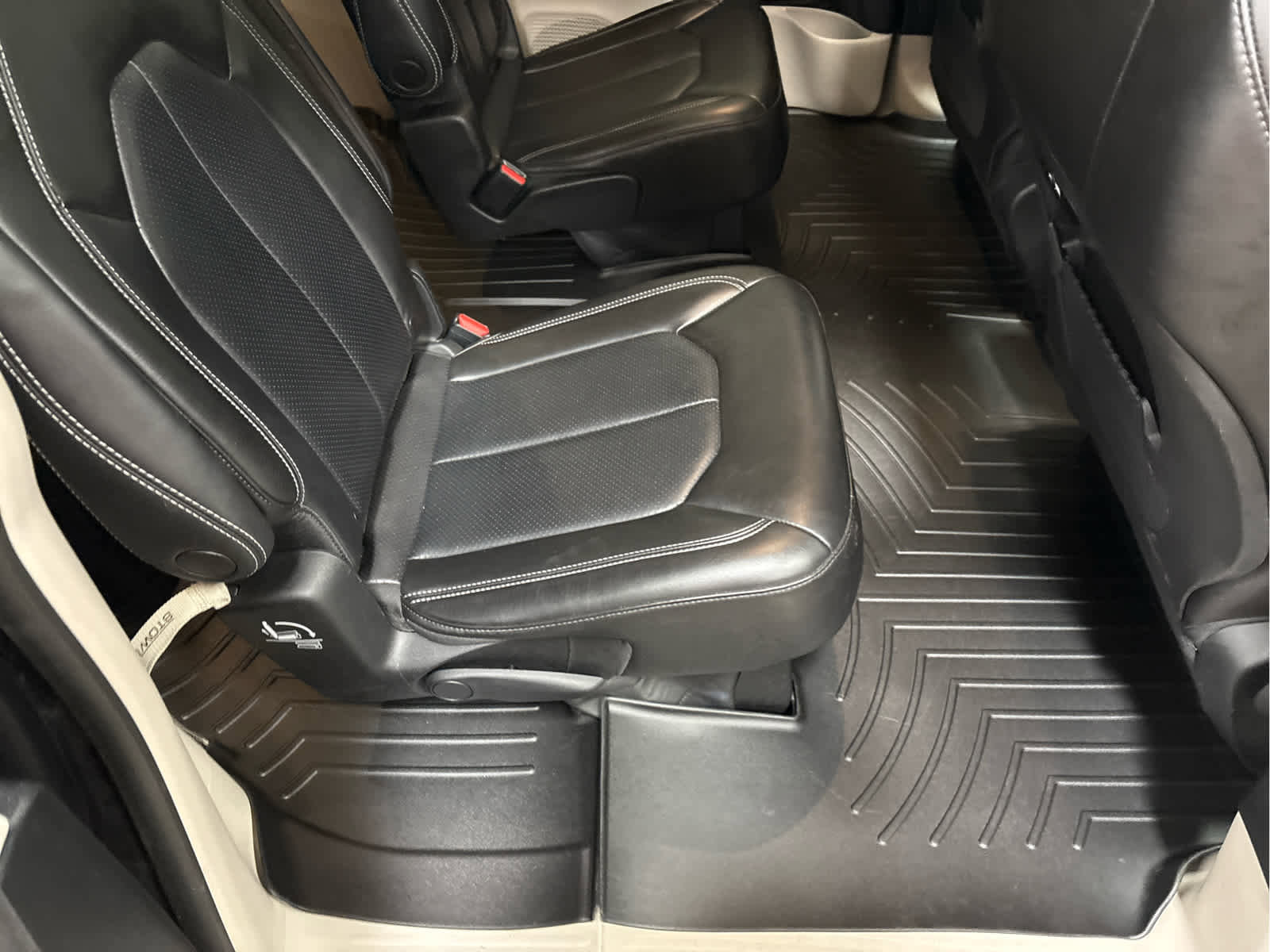 Used 2023 Chrysler Pacifica Touring-L image 32