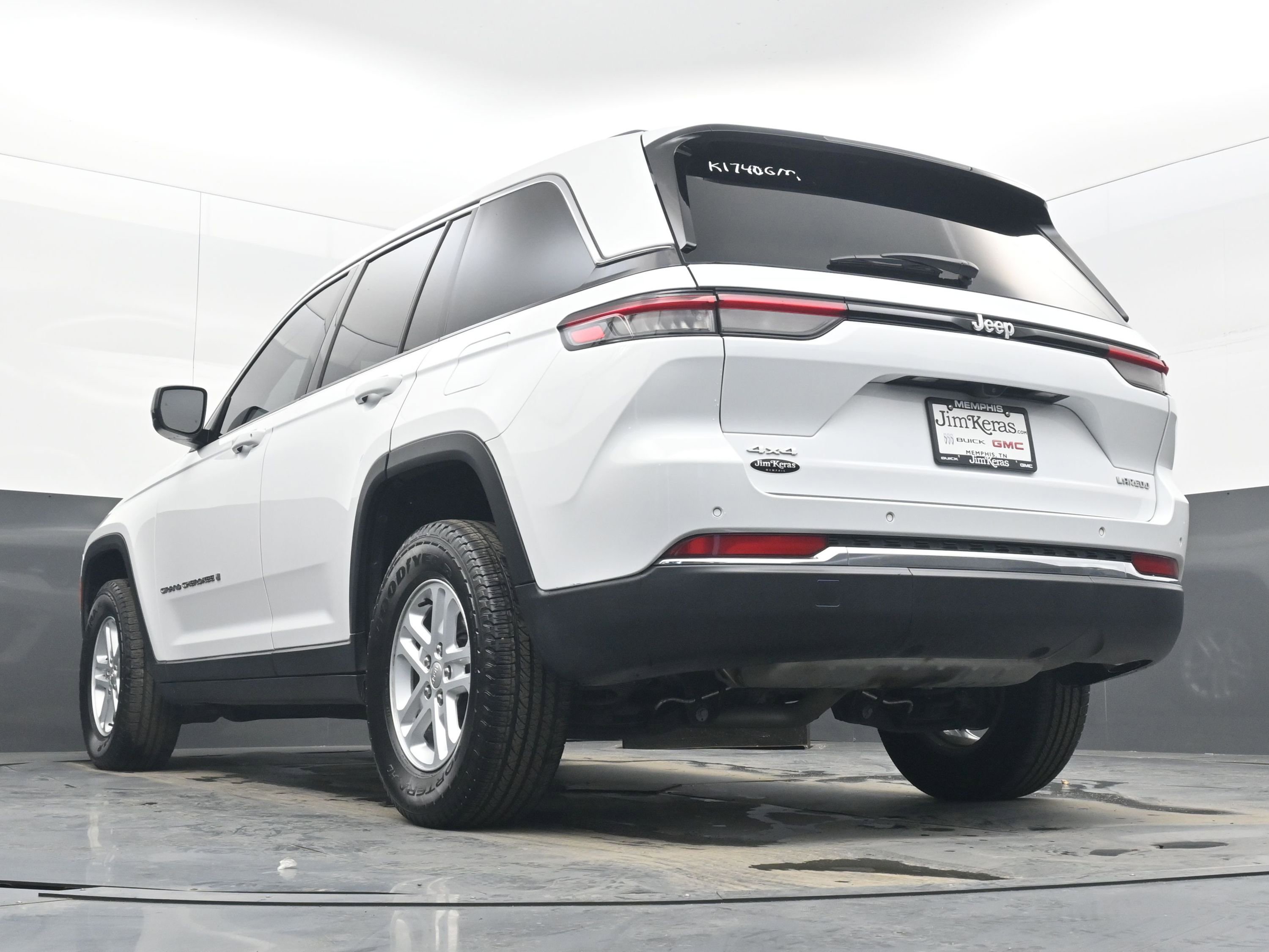 Used 2023 Jeep Grand Cherokee Laredo AWD/4WD image 27