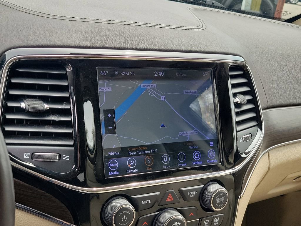 Used 2020 Jeep Grand Cherokee Overland w/ Interior Metal Package AWD/4WD image 28