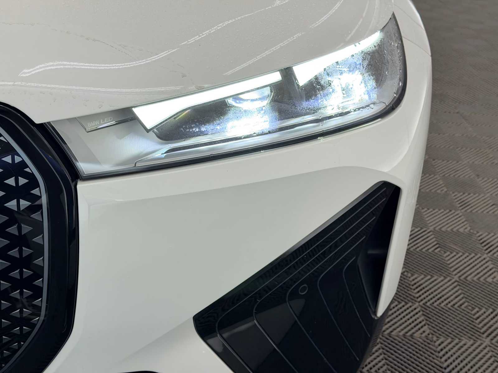 Used 2023 BMW iX xDrive50 w/ Sport Package image 10