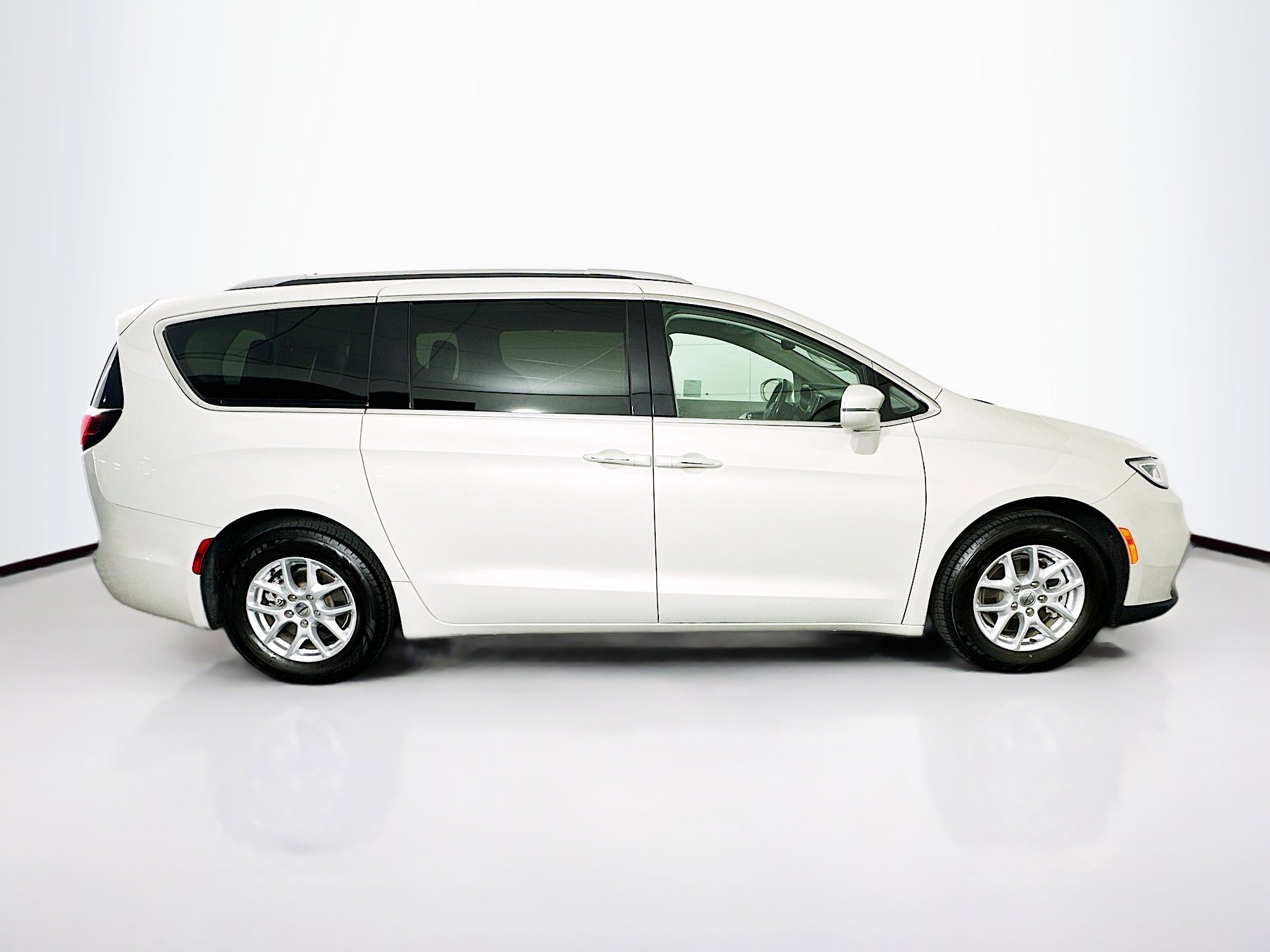 Used 2021 Chrysler Pacifica Touring-L image 10