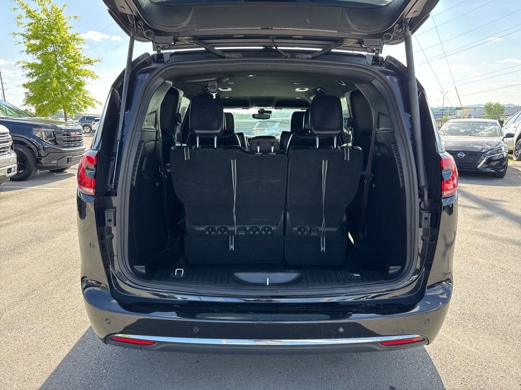 Used 2025 Chrysler Pacifica Select FWD image 28