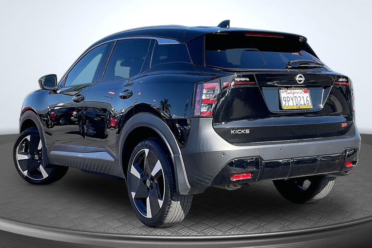 Used 2025 Nissan Kicks SR FWD image 2