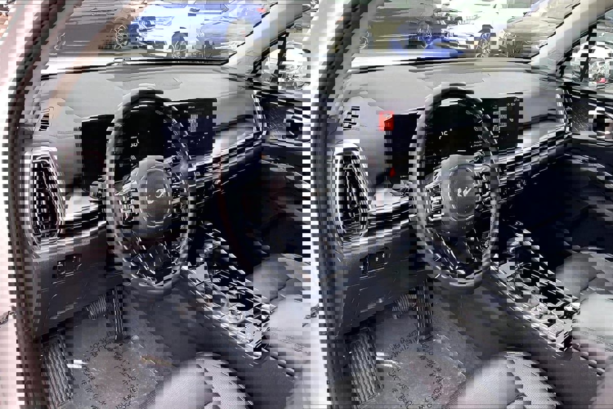 Used 2024 Kia Sorento S image 11