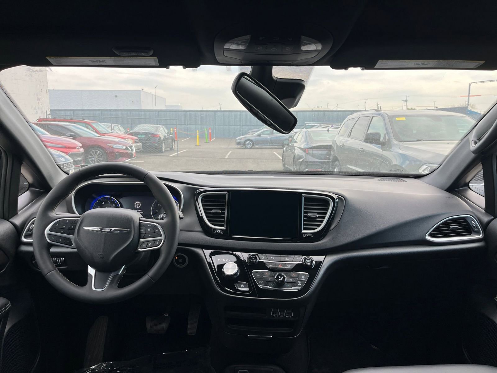 Used 2025 Chrysler Pacifica Select image 36