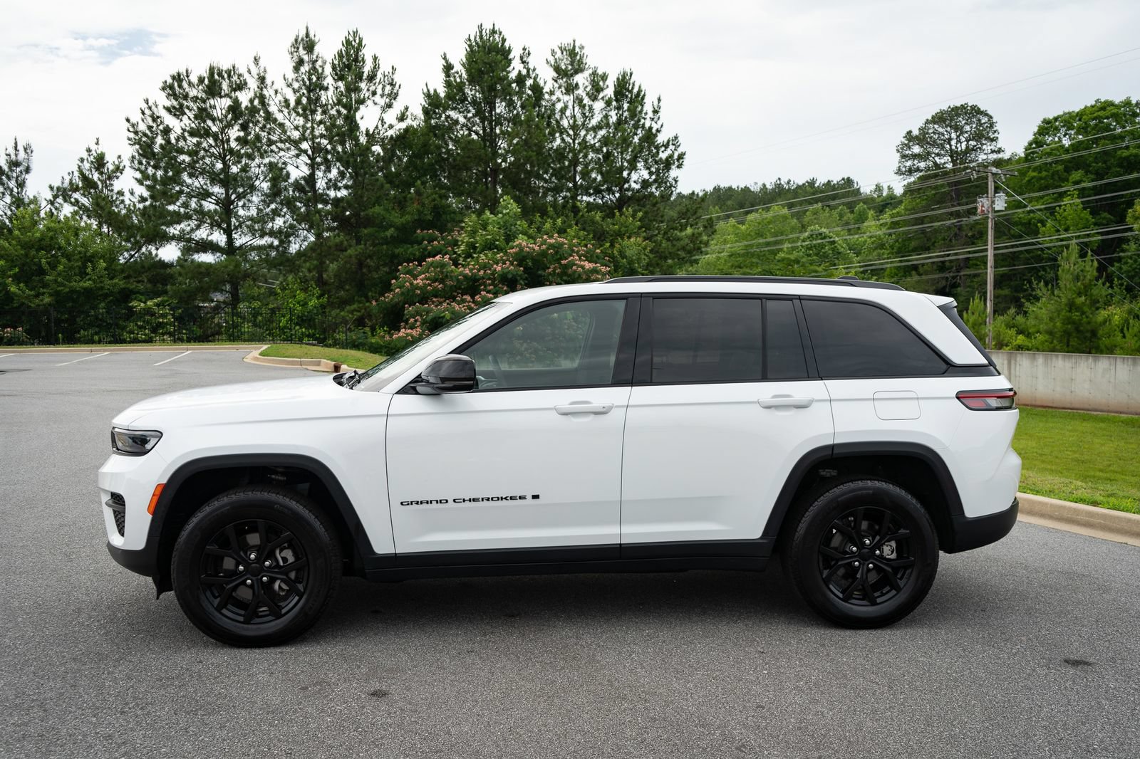Used 2025 Jeep Grand Cherokee Altitude AWD/4WD image 5