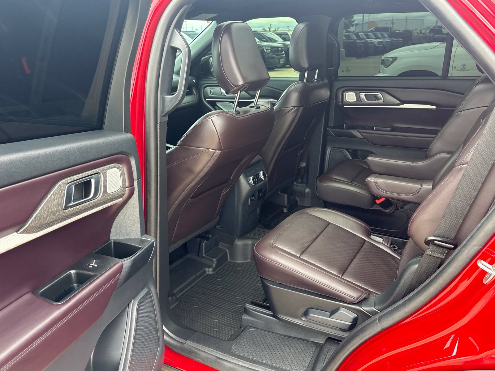 Certified 2025 Ford Explorer Platinum RWD image 12