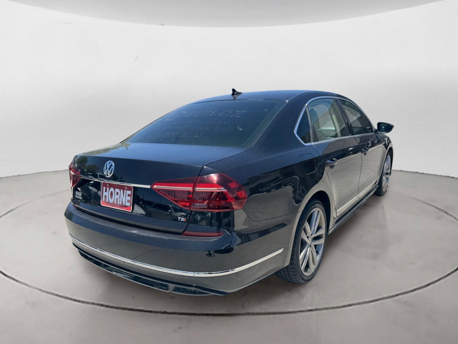 Used 2017 Volkswagen Passat 1.8T R-Line w/ R-Line Lighting Package FWD image 4