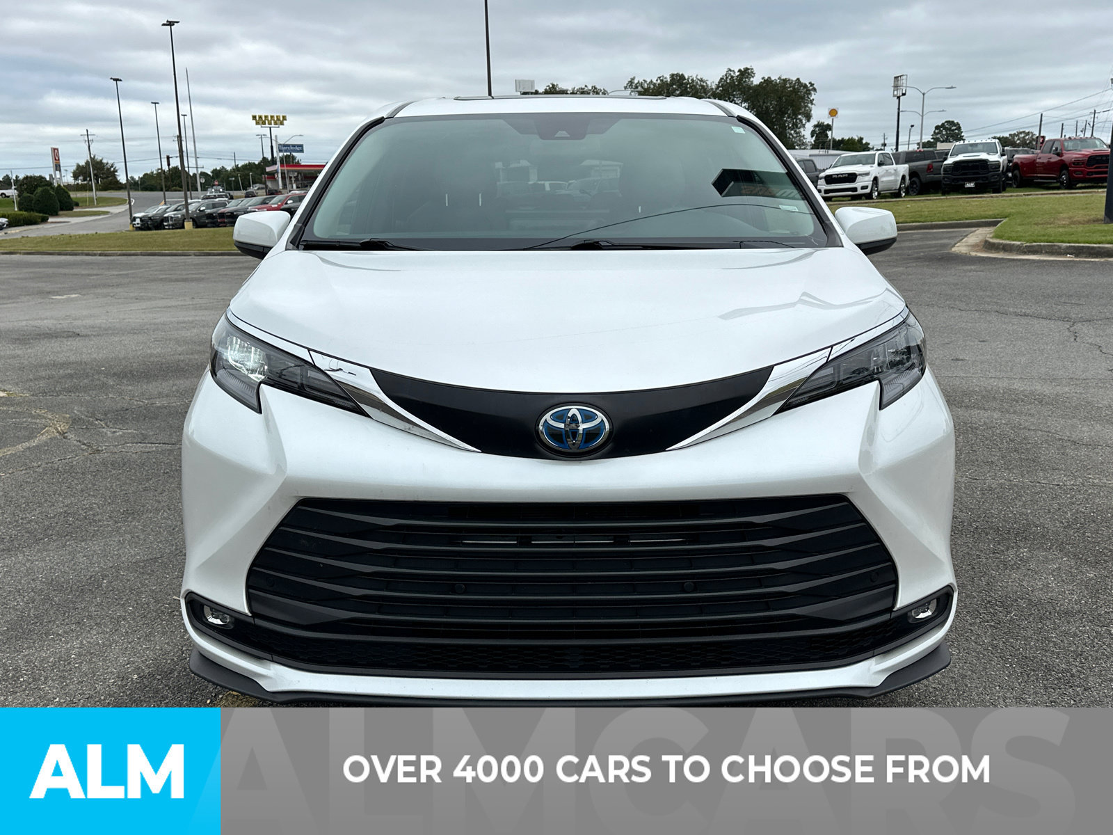 Used 2025 Toyota Sienna XLE FWD image 2