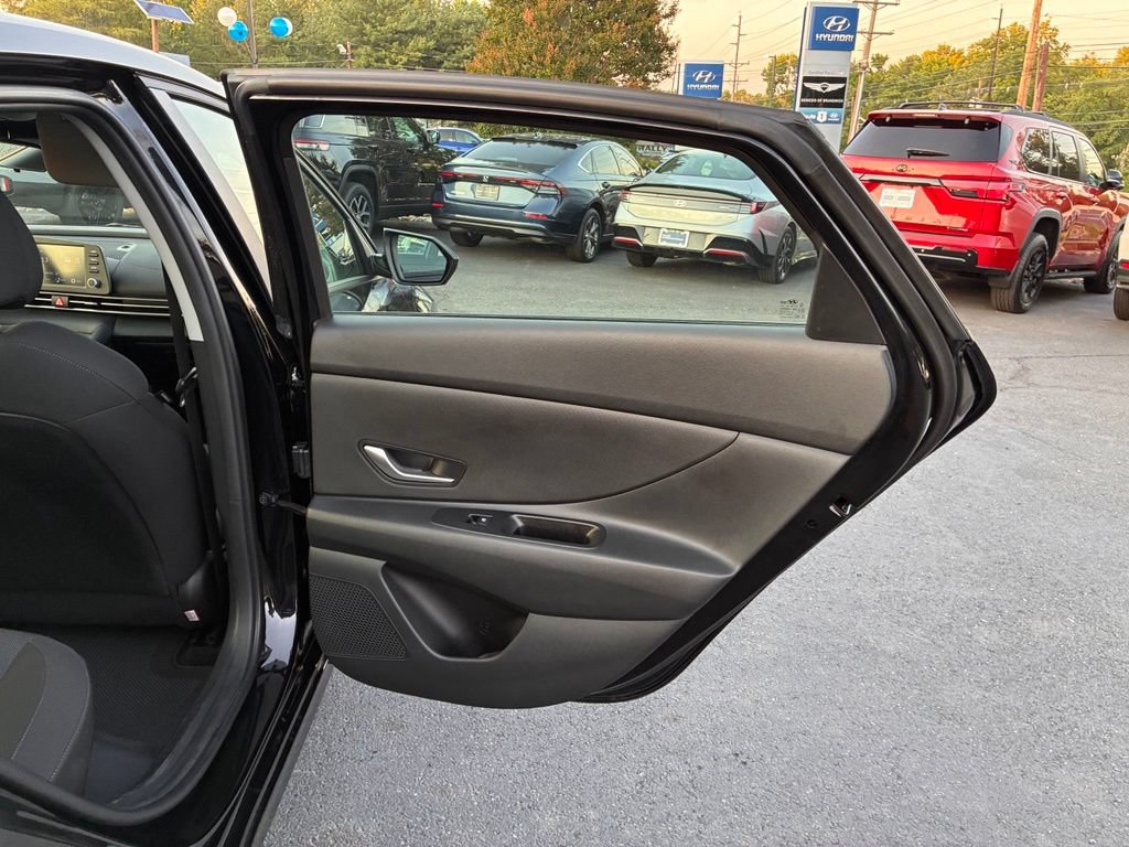 Used 2025 Hyundai Elantra SE FWD image 40