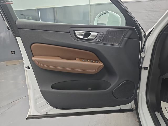 Used 2023 Volvo XC60 B5 Plus image 24