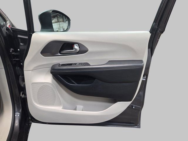 Used 2023 Chrysler Pacifica Touring-L image 13