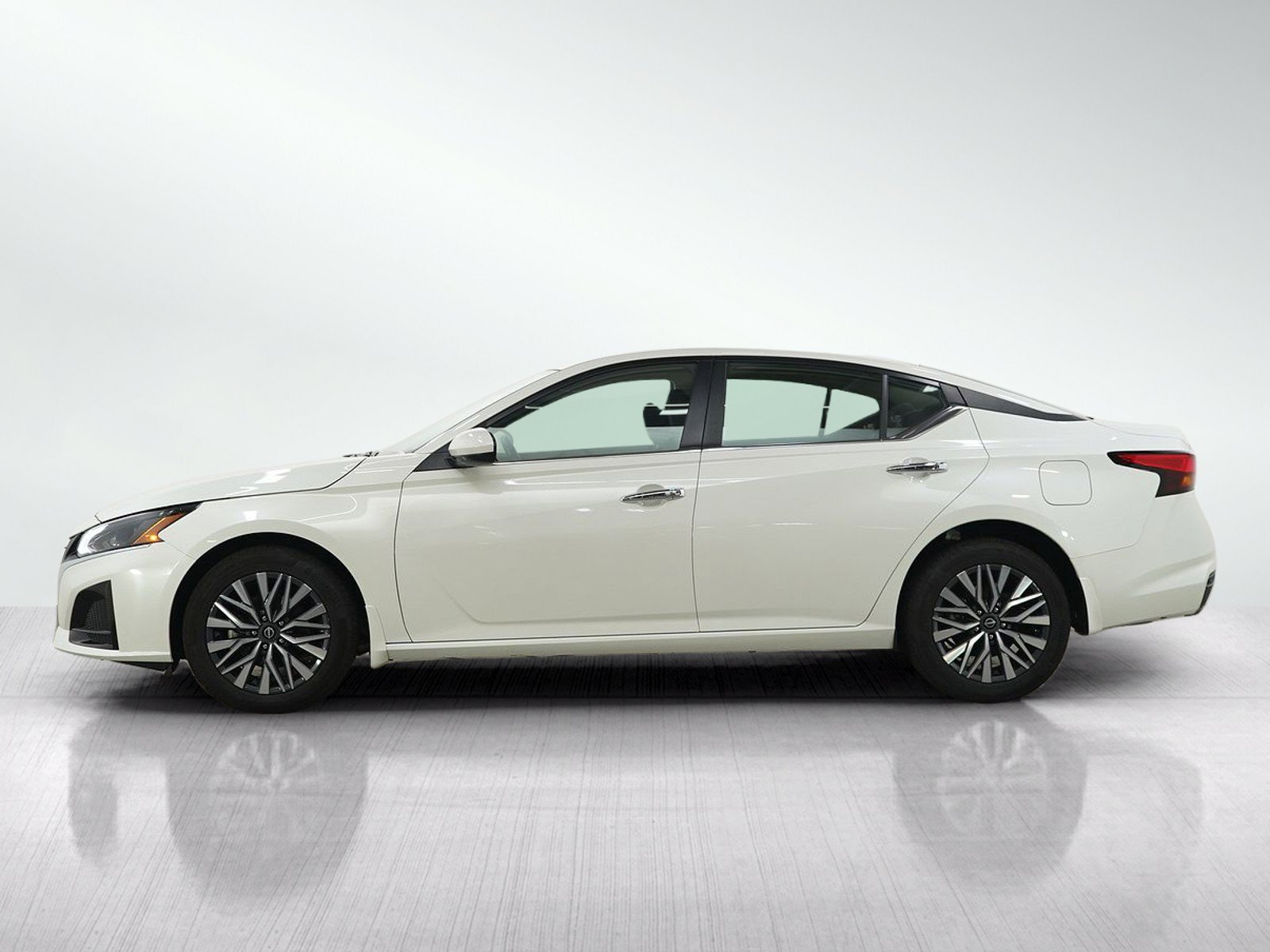 Used 2023 Nissan Altima 2.5 SV w/ SV Premium Package AWD/4WD image 2