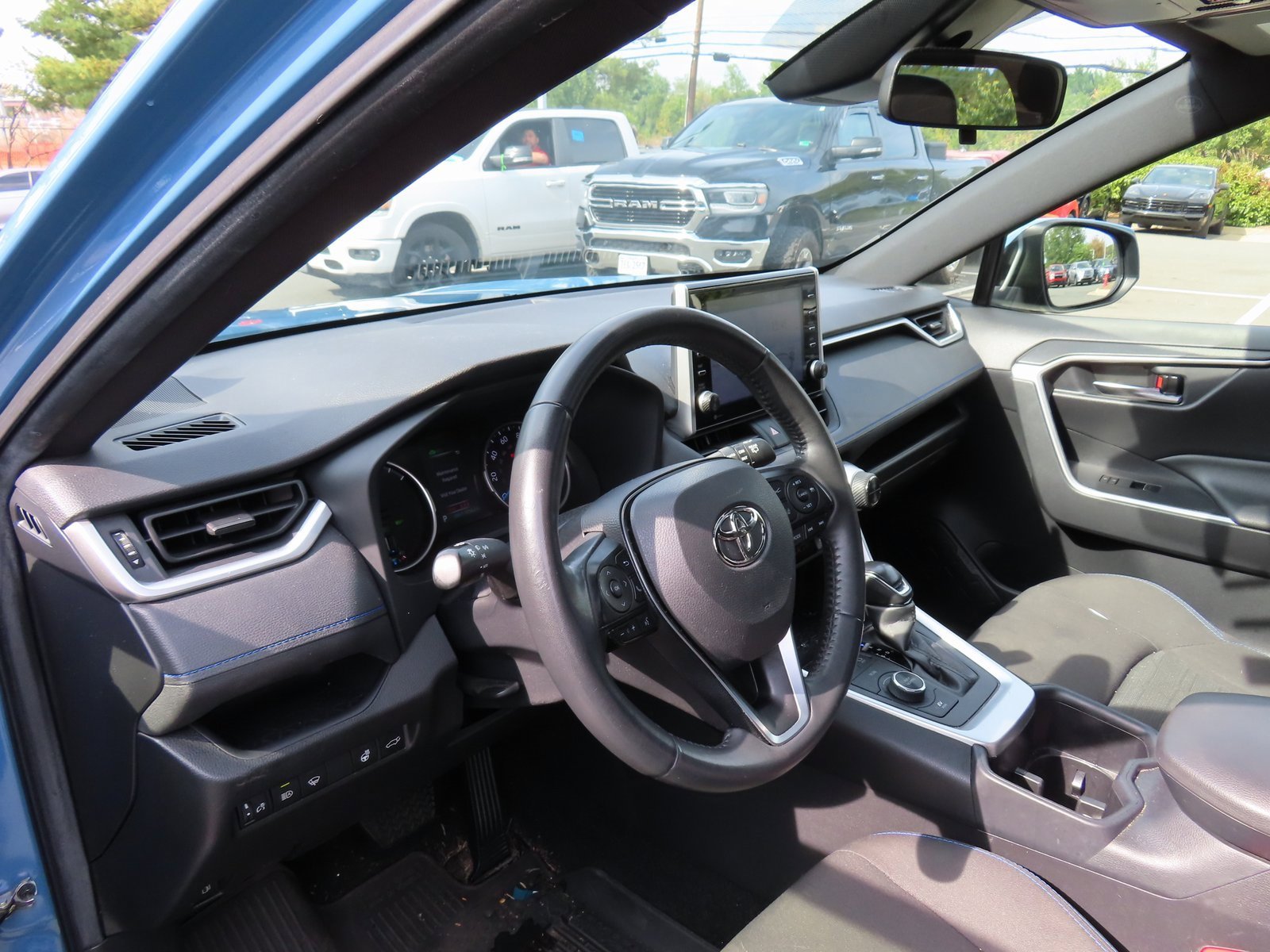 Used 2022 Toyota RAV4 SE w/ Convenience Package image 13