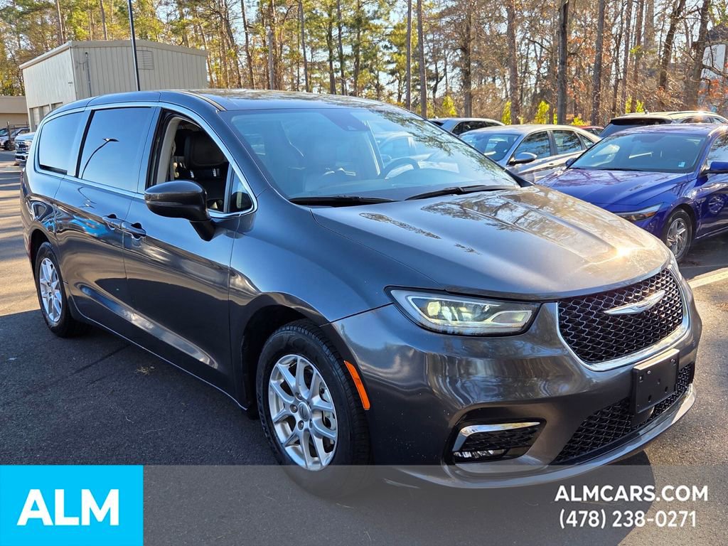 Used 2023 Chrysler Pacifica Touring-L image 9