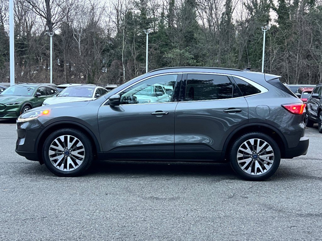 Used 2020 Ford Escape Titanium image 3