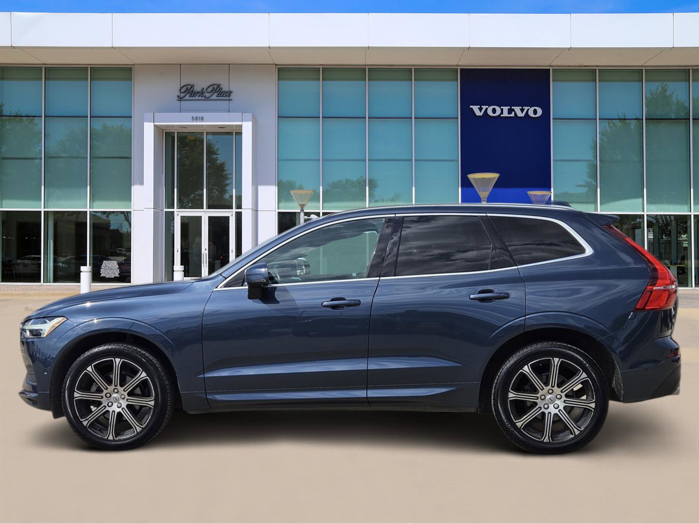 Used 2018 Volvo XC60 T5 Momentum w/ Vision Package image 3