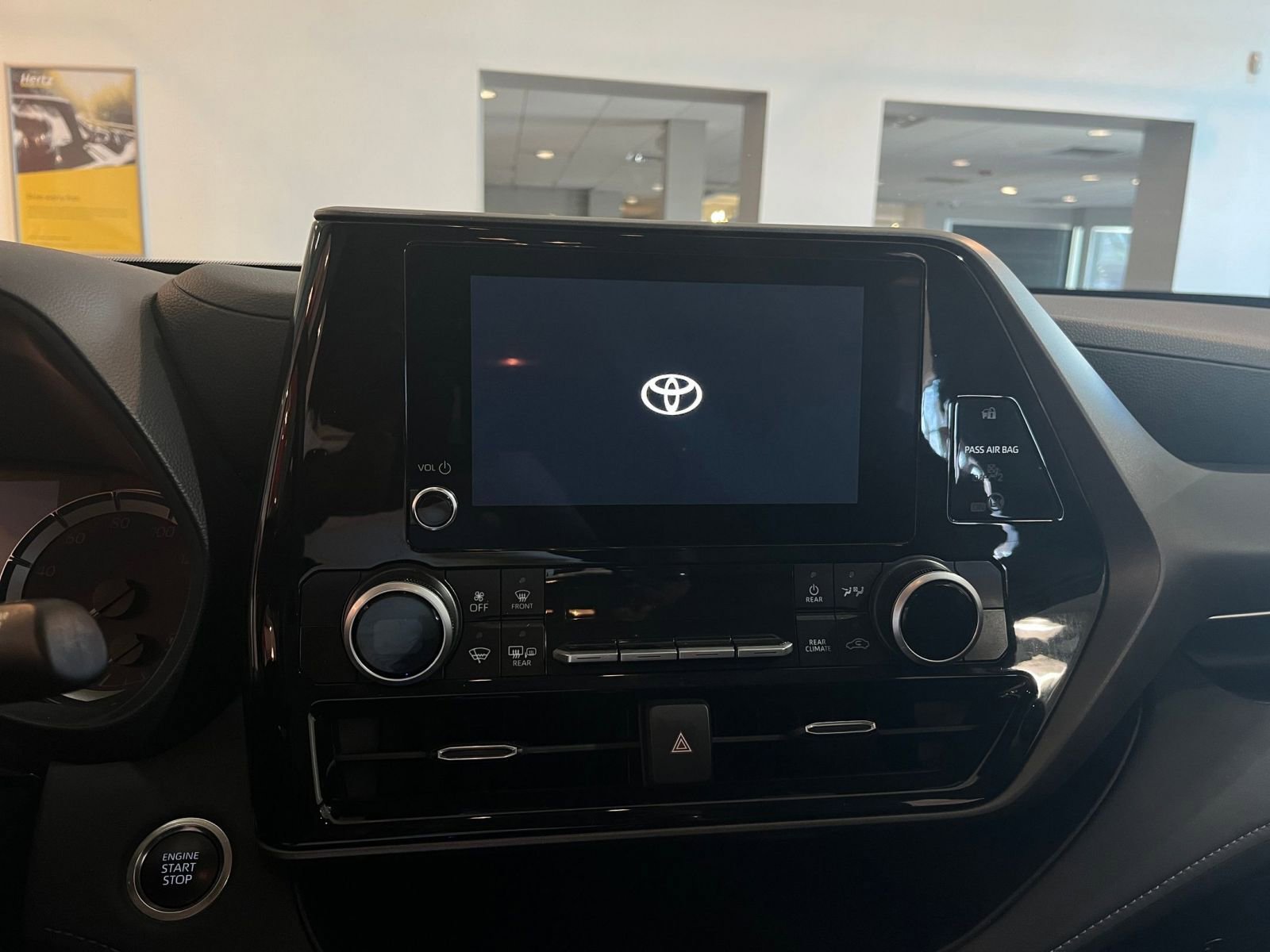 Used 2025 Toyota Highlander LE image 20