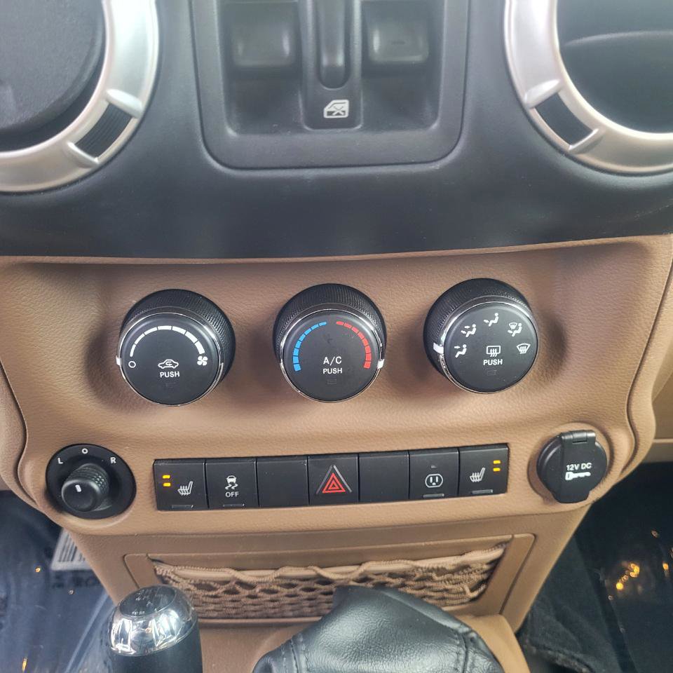 Used 2017 Jeep Wrangler Unlimited Sahara w/ Connectivity Group image 19