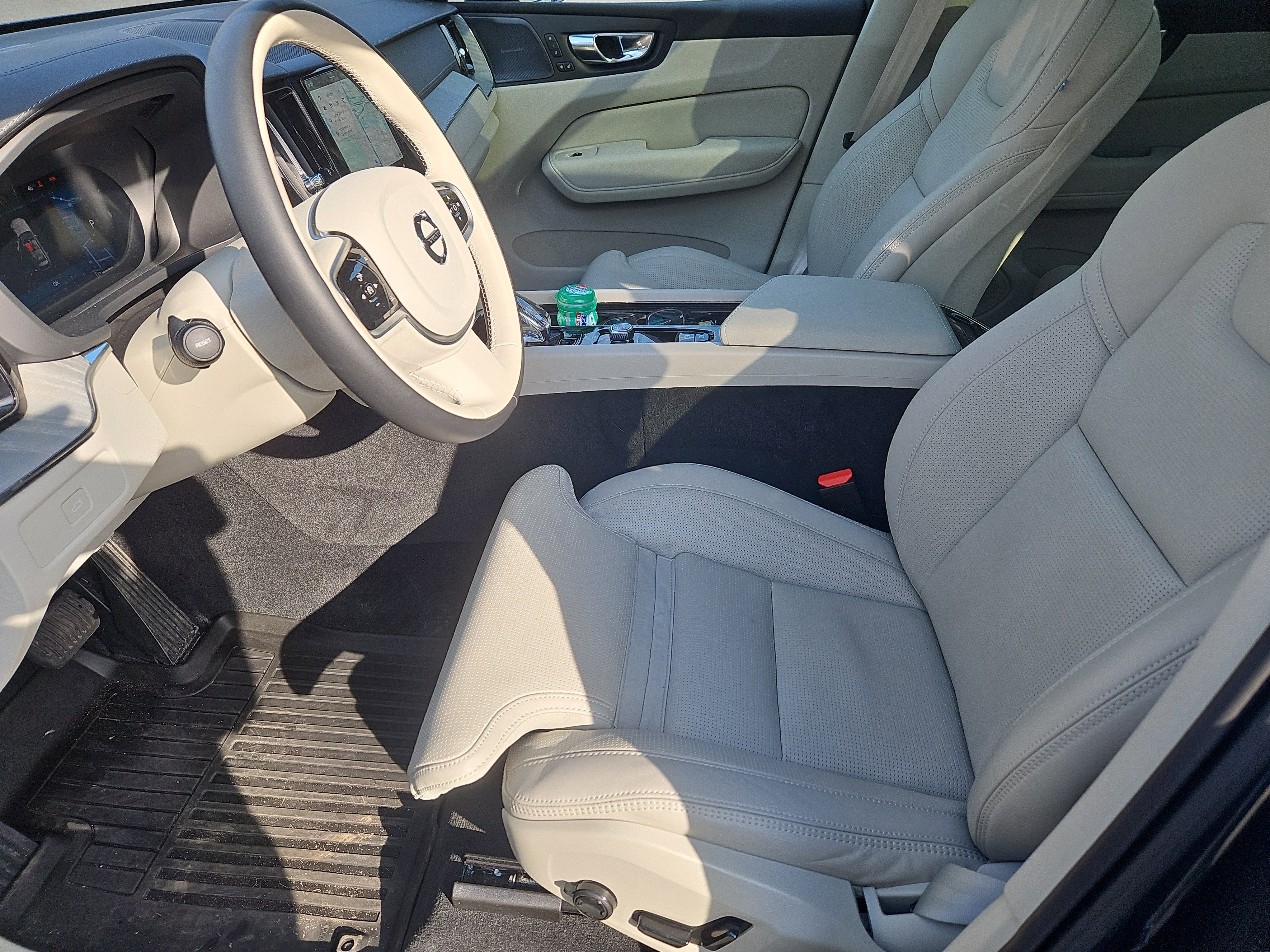 Used 2025 Volvo XC60 B5 Ultra w/ Protection Package Premier image 33