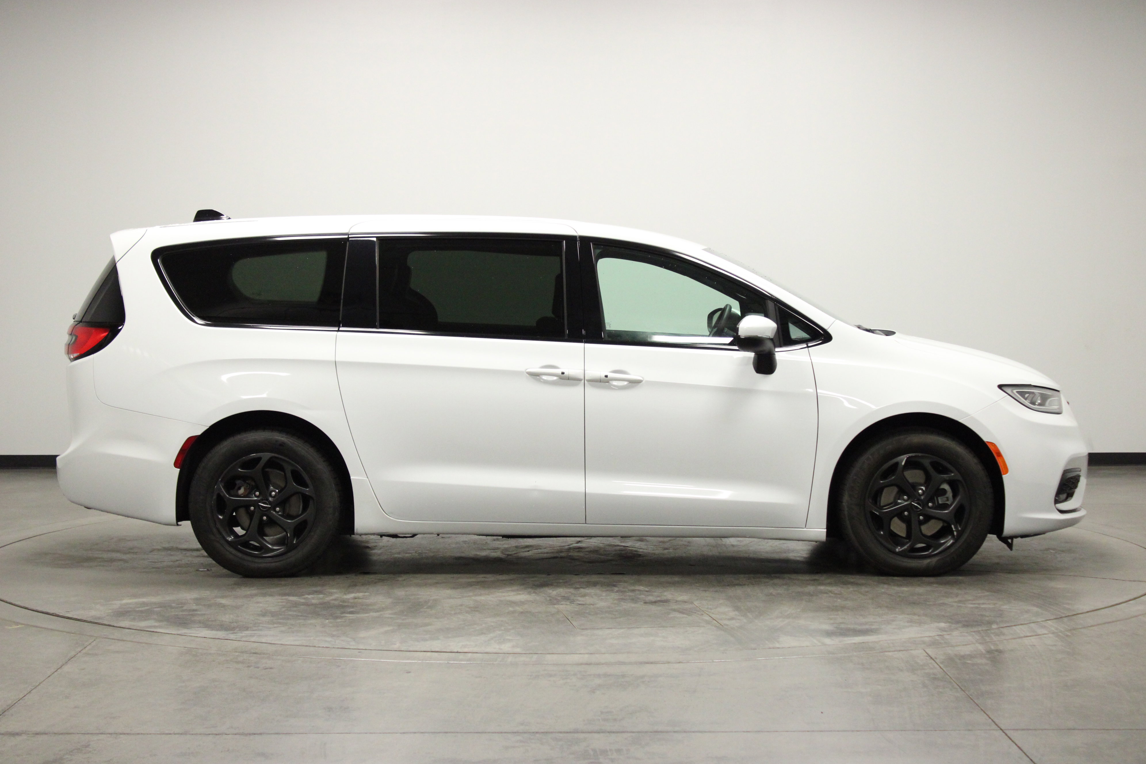 Used 2023 Chrysler Pacifica Touring-L w/ Uconnect Theater Family Group image 9