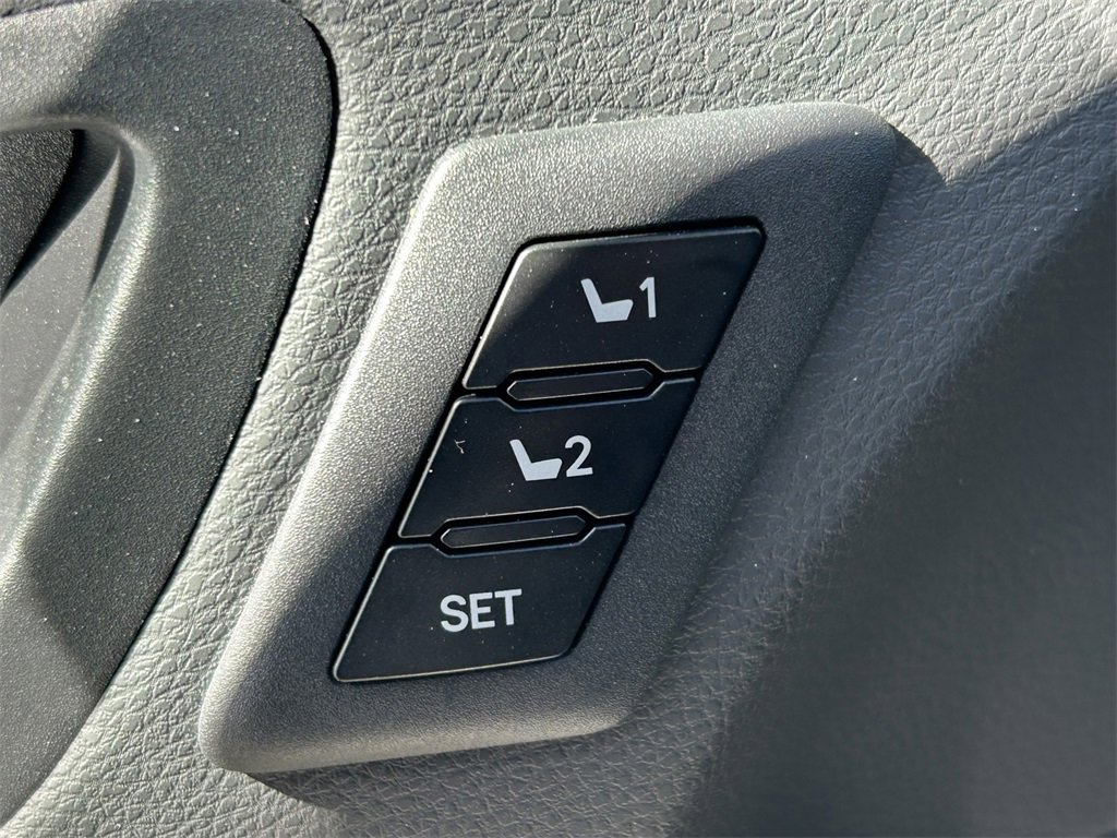 Used 2025 Toyota Sienna Platinum image 32