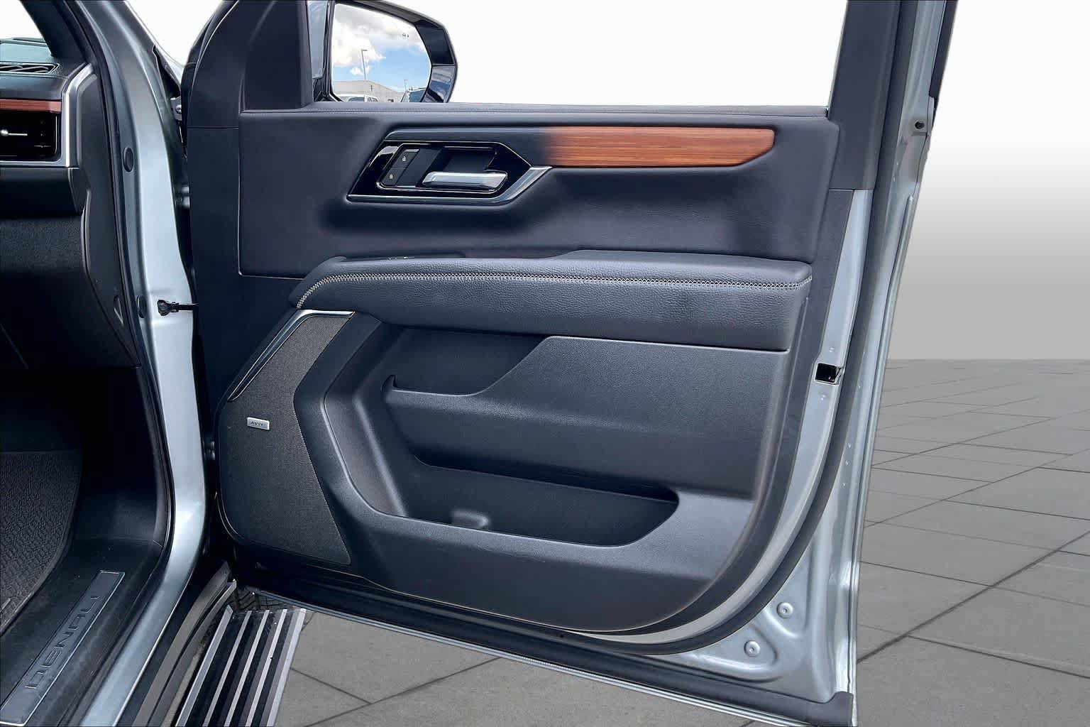 Used 2025 GMC Yukon XL Denali w/ Denali Reserve Package RWD image 23