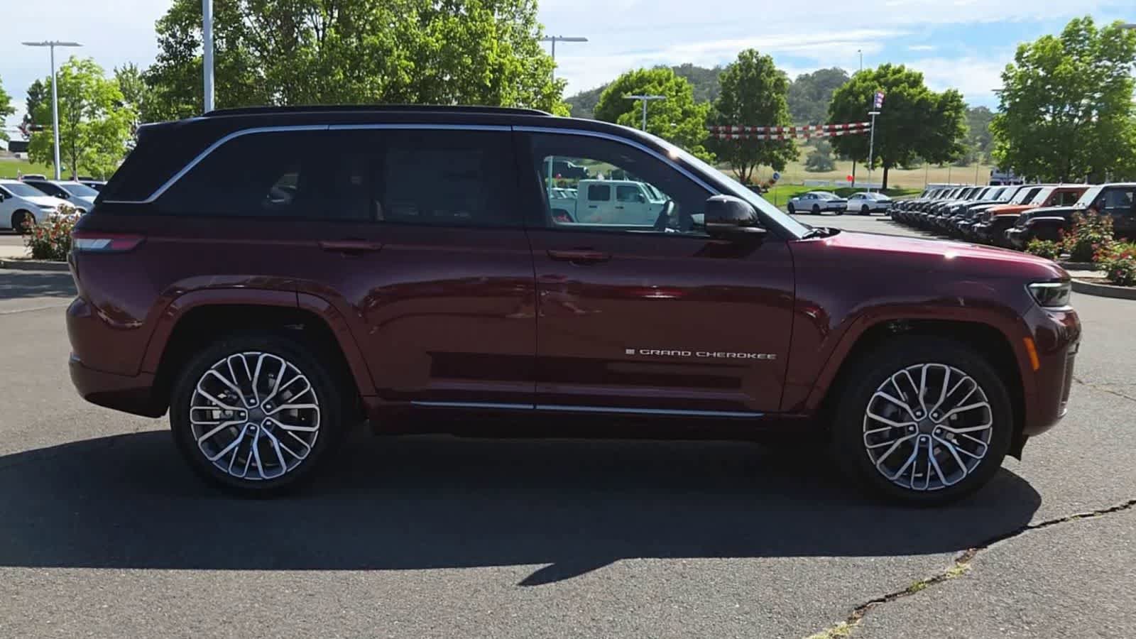 New 2026 Jeep Grand Cherokee Summit AWD/4WD image 9