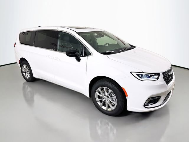 New 2026 Chrysler Pacifica Limited w/ Uconnect Theater Family Group