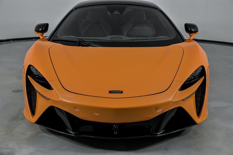 Used 2023 McLaren Artura RWD image 5