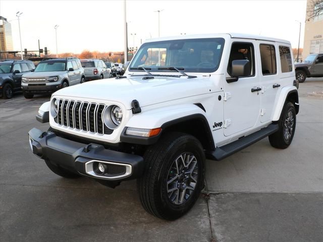Used 2025 Jeep Wrangler Sahara image 2