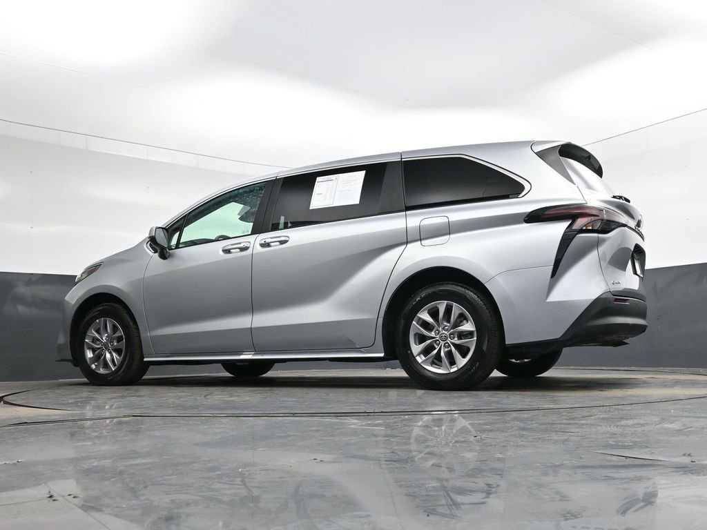 Used 2025 Toyota Sienna XLE image 41