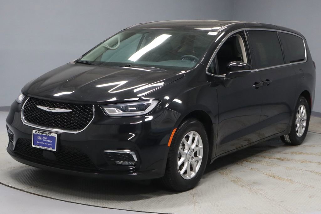 Used 2023 Chrysler Pacifica Touring-L FWD image 7