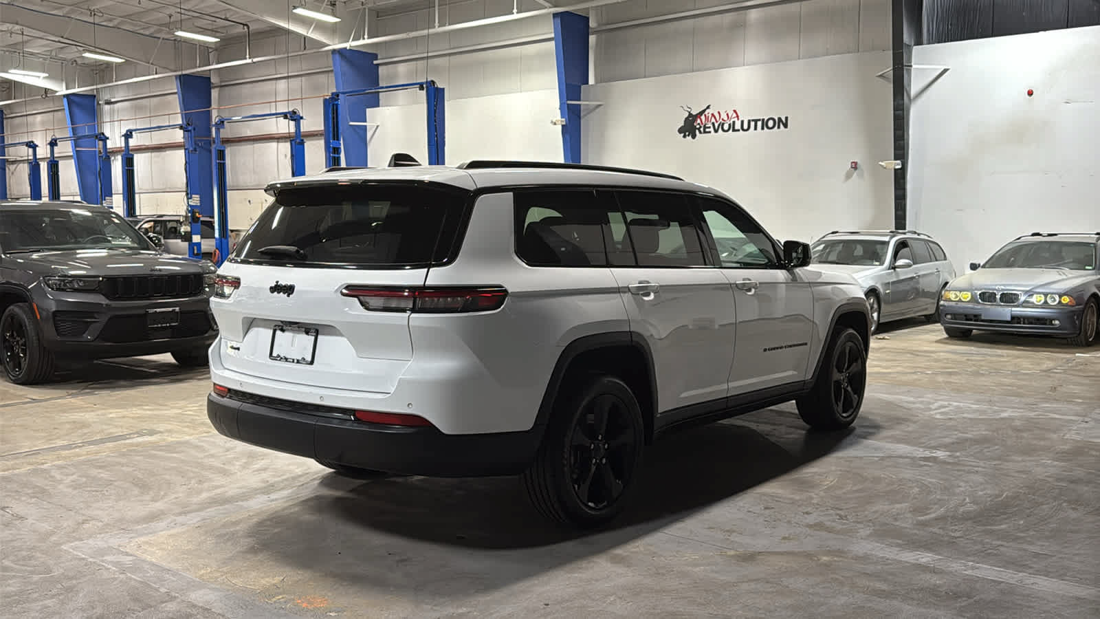 Used 2023 Jeep Grand Cherokee L Laredo AWD/4WD image 4